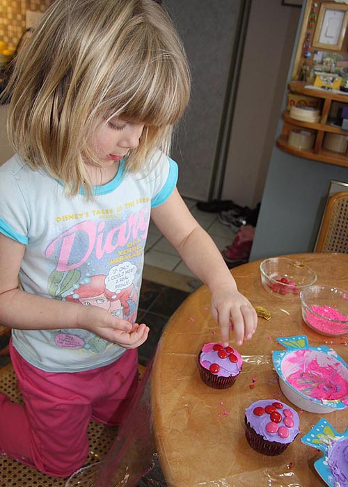 Rachel Decorating Cupcakes