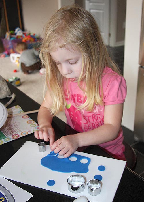 Cutting Out Fondant Circles