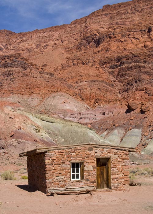 Red Rock Cabin in Painted Desert
