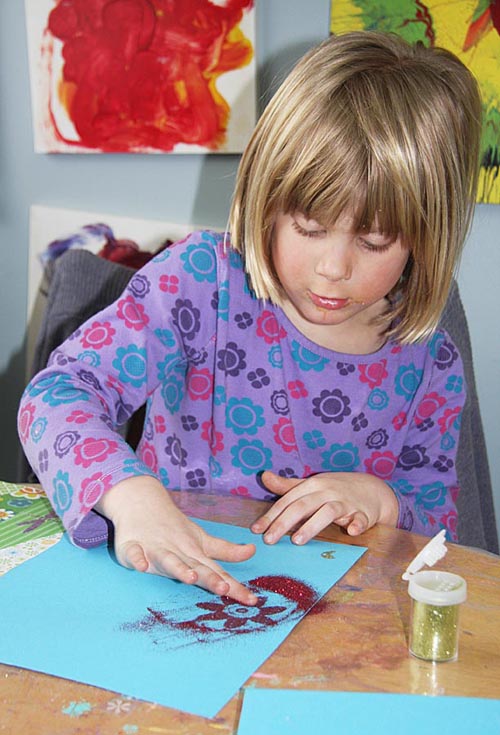 Rachel Makes Glitter Flowers