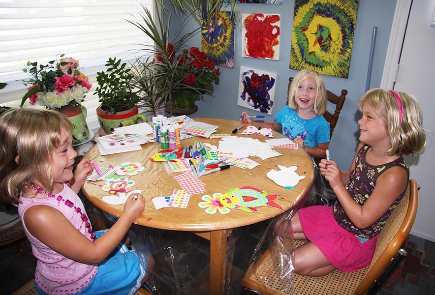 Natalia Joins Teagan & Rachel for Crafts at Marianne's
