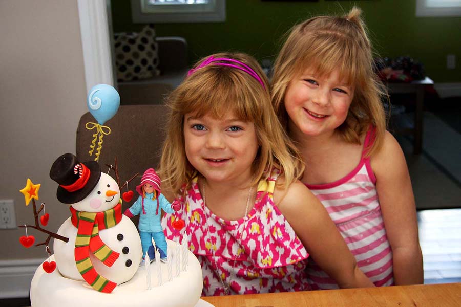 Rachel Joins Teagan to Pose with her Cake
