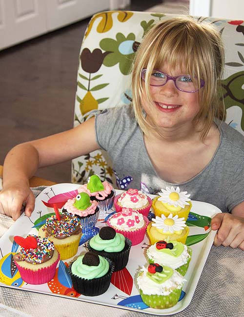 Rachel and Her Decorated Cupcakes