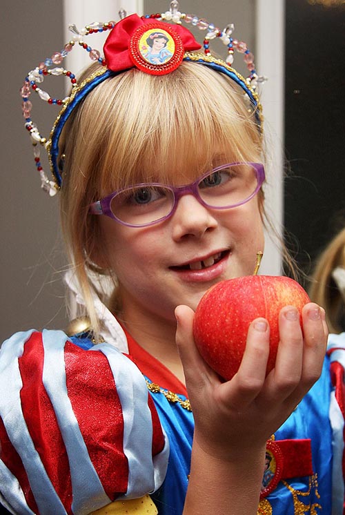 Snpw White and the Apple