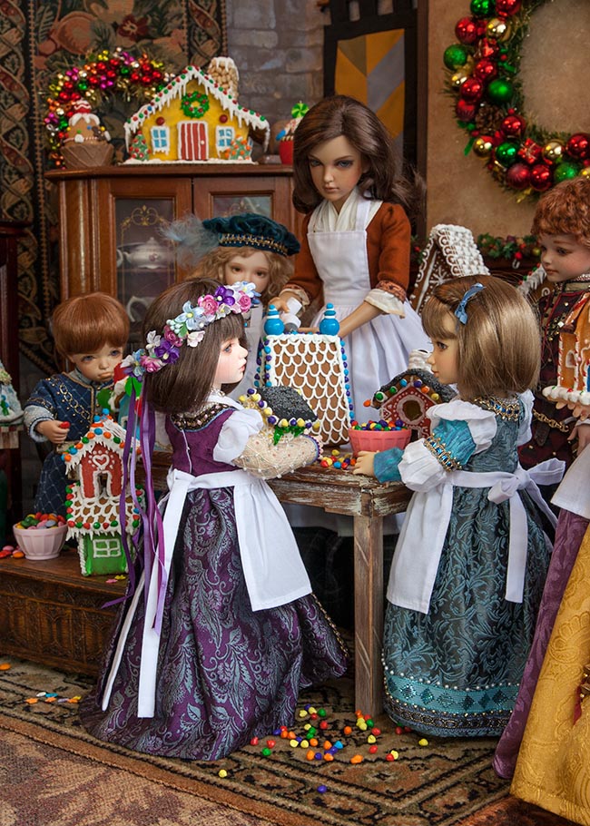 Decorating Gingerbread Houses